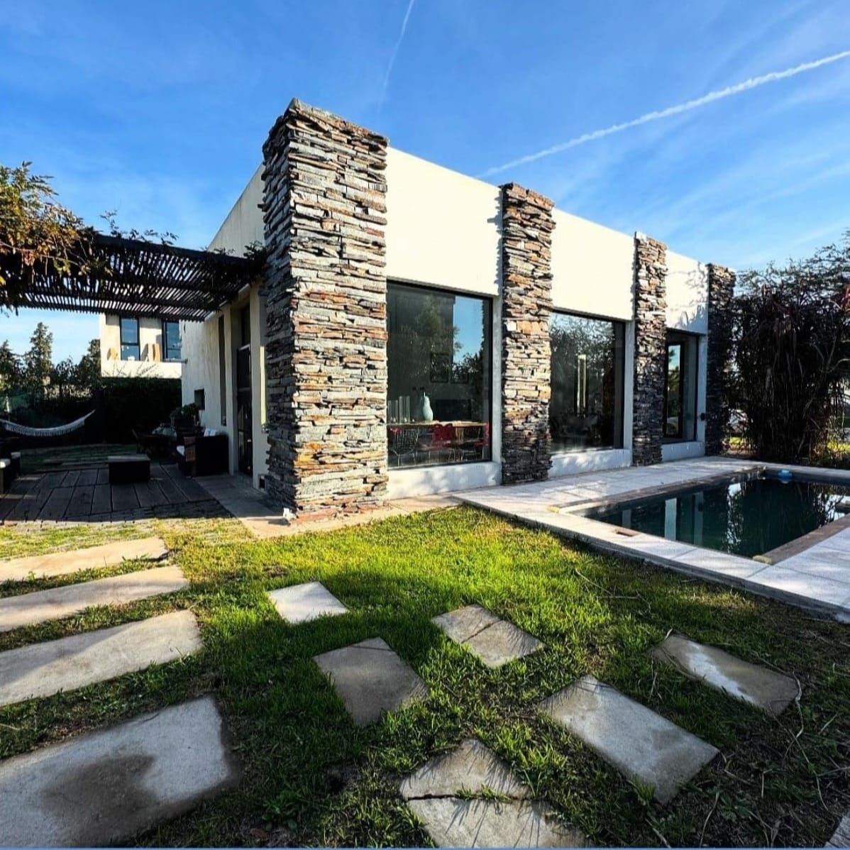 Imagen de la propiedad CASA EN VENTA VANGUARDISTA CON PISCINA